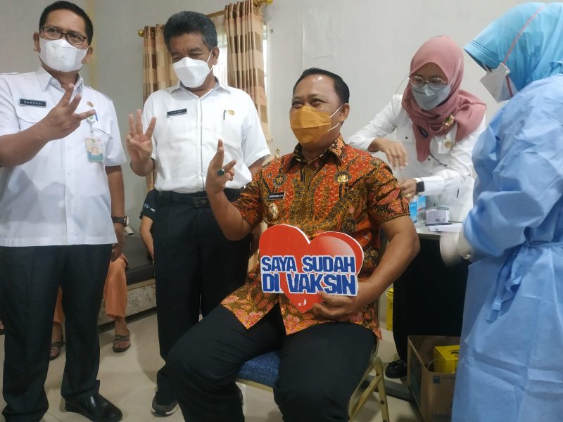 Wakil Wali Kota Tanjungpinang Endang Abdullah melakukan vaksinasi dosis ketiga atau booster di RSUD Kota Tanjungpinang. Foto: Istimewa