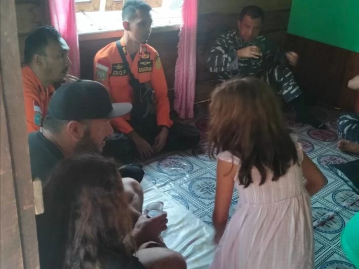 Empat warga negara Kanada yang terombang-ambing di perairan Pulau Lalang, Kabupaten Lingga, Provinsi Kepulauan Riau (Kepri), akibat kapal yang ditumpangi mengalami kerusakan mesin diselamatkan tim pencarian dan pertolongan (SAR). Foto: ANTARA