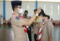 Wakil Wali Kota Batam yang juga Ketua Kwartir Cabang (Kwarcab) Pramuka Kota Batam Amsakar Achmad menjadi pembina upacara pada pembukaan Kursus Mahir Dasar (KMD) Pramuka di Sekolah Yos Sudarso, Selasa (1/2/2022). Foto: MC Batam