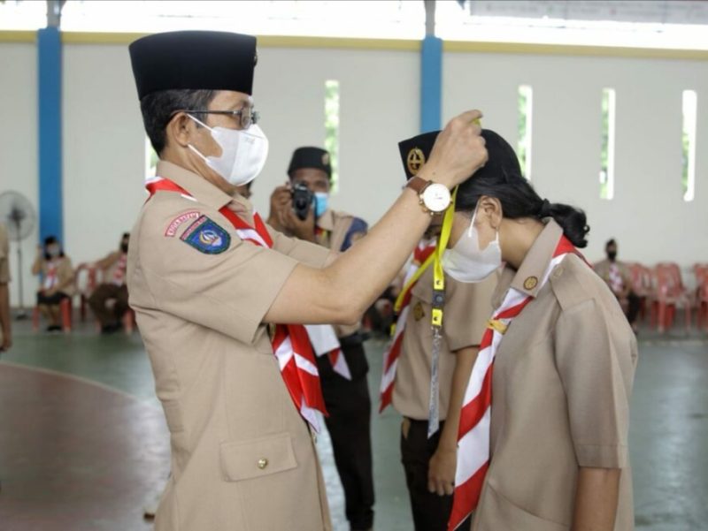 Wakil Wali Kota Batam yang juga Ketua Kwartir Cabang (Kwarcab) Pramuka Kota Batam Amsakar Achmad menjadi pembina upacara pada pembukaan Kursus Mahir Dasar (KMD) Pramuka di Sekolah Yos Sudarso, Selasa (1/2/2022). Foto: MC Batam