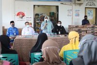 Wali Kota Tanjungpinang Rahma kembali membagikan bantuan peralatan usaha dari Corporate Social Responsibility (CSR) Bank Riau Kepri Syariah kepada sejumlah pelaku usaha yang ada di Tanjungpinang. Foto: Istimewa