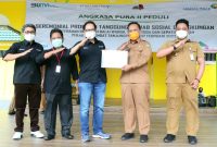 PT Angkasa Pura II Bandara Raja Haji Fisabilillah (RHF) Tanjungpinang menyerahkan bantuan dari program Tanggung Jawab Sosial dan Lingkungan (TJSL). Foto: Istimewa