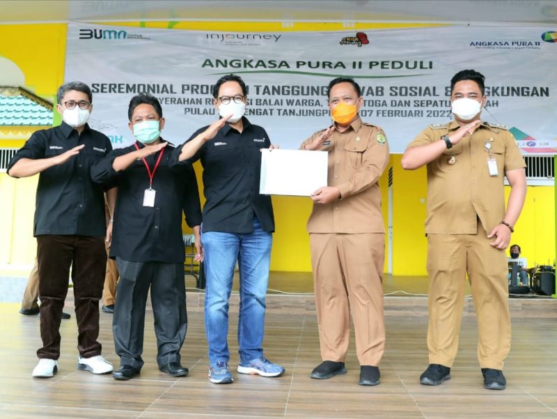 PT Angkasa Pura II Bandara Raja Haji Fisabilillah (RHF) Tanjungpinang menyerahkan bantuan dari program Tanggung Jawab Sosial dan Lingkungan (TJSL). Foto: Istimewa