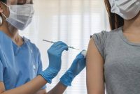 Menteri Kesehatan (Menkes), Budi Gunadi Sadikin, mengimbau seluruh masyarakat yang belum divaksinasi lengkap maupun baru satu dosis, untuk segera mengunjungi gerai-gerai pelayanan vaksinasi, mengingat tren kasus COVID-19 varian Omicron diprediksi masih terus naik signifikan. Foto: Istimewa