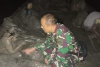 Kondisi saat TNI AL menemukan puluhan pria dan wanita di atas kapal dalam kondisi berlumpur. Foto: Istimewa