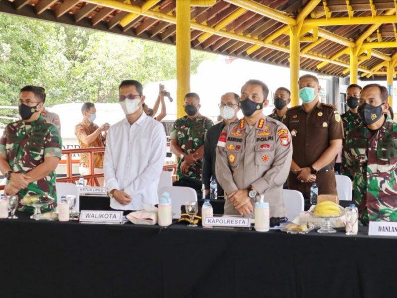 Wakil Wali Kota Batam, Amsakar Achmad bersama Forkompinda Kota Batam menggelar rapat bersama Kapolri Jenderal Listyo Sigit secara virtual. Foto: MC Batam