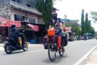 Muhammad Fauzan, pria asal Magelang, Jawa Tengah ini telah 3 bulan mengayuh sepedanya meninggalkan kampung halaman. Foto: KOMPAS
