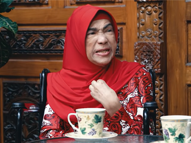 Artis senior Dorce Gamalama meninggal dunia di RSPP Simprug, Jakarta, Rabu (16/2/2022) akibat COVID-19. Foto: YouTube/Denny Sumargo