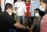 Wakil Wali Kota Batam Amsakar Achmad langsung bergegas ketika mendapat kabar kebakaran rumah warga di RT 01 dan RT 02/RW 02 Kelurahan Kampung Seraya Kecamatan Batuampar Kota Batam, Rabu (16/2/2022) malam. Foto: MC Batam