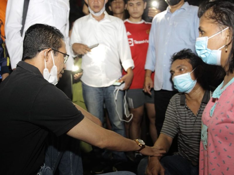 Wakil Wali Kota Batam Amsakar Achmad langsung bergegas ketika mendapat kabar kebakaran rumah warga di RT 01 dan RT 02/RW 02 Kelurahan Kampung Seraya Kecamatan Batuampar Kota Batam, Rabu (16/2/2022) malam. Foto: MC Batam