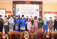 Masyarakat Kelurahan Tanjungpinang Barat yang ingin mengurus dokumen kependudukan, saat ini tidak perlu repot lagi datang ke kantor, warga cukup mengajukan permohonan pengurusan melalui Sistem Aplikasi Pelayanan Berbasis Online Smart phone 