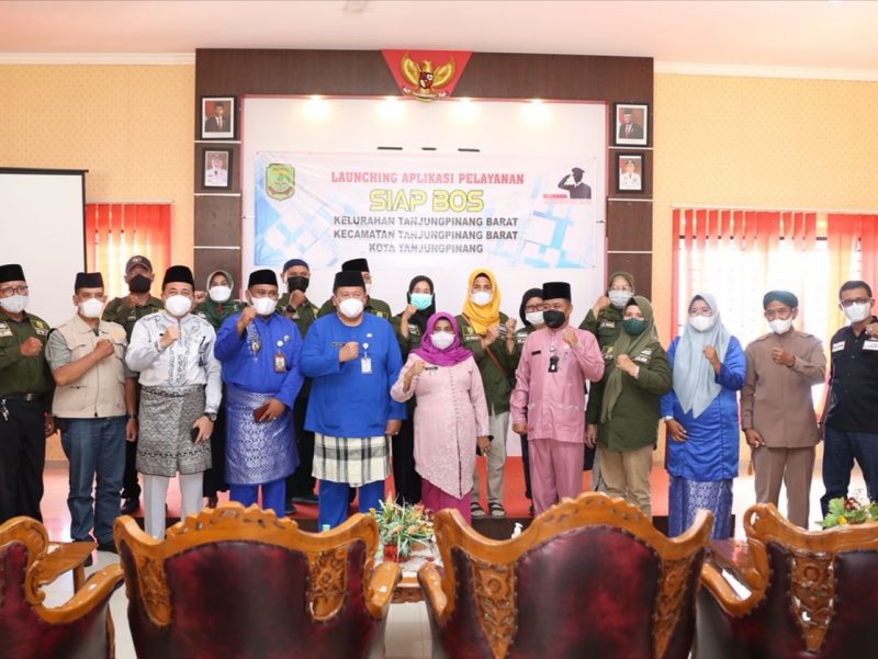 Masyarakat Kelurahan Tanjungpinang Barat yang ingin mengurus dokumen kependudukan, saat ini tidak perlu repot lagi datang ke kantor, warga cukup mengajukan permohonan pengurusan melalui Sistem Aplikasi Pelayanan Berbasis Online Smart phone 