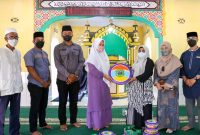 Wali Kota Tanjungpinang Rahma, menyerahkan bantuan berupa satu set kompang kepada ibu-ibu Majelis Taklim Permata Masjid Al Jalil, Tanjung Siambang, Kelurahan Dompak, Kota Tanjungpinang. Foto: Istimewa