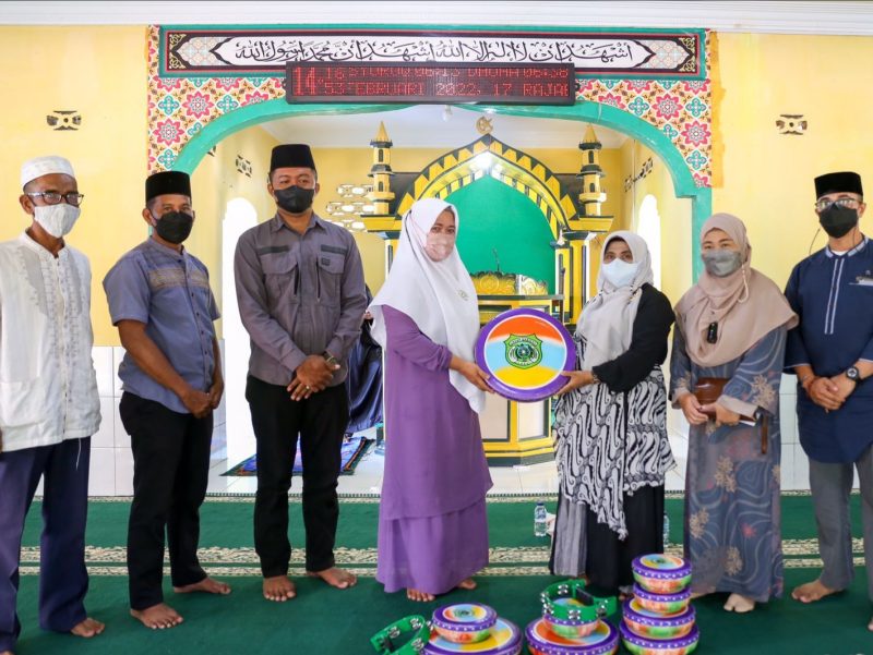 Wali Kota Tanjungpinang Rahma, menyerahkan bantuan berupa satu set kompang kepada ibu-ibu Majelis Taklim Permata Masjid Al Jalil, Tanjung Siambang, Kelurahan Dompak, Kota Tanjungpinang. Foto: Istimewa