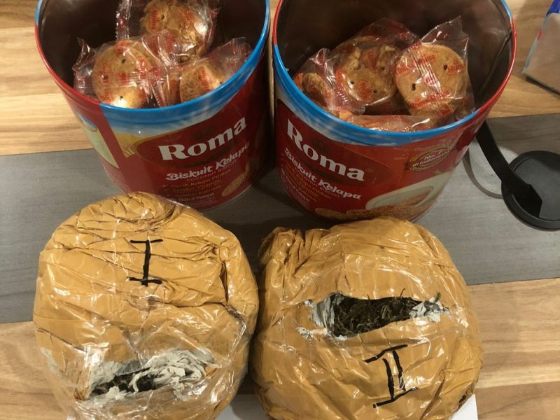 Tim Cyber Crawling Bea Cukai Batam Amankan 765 Gram Ganja yang  Diselundupkan dalam Kaleng Makanan. Foto: Humas BC Batam