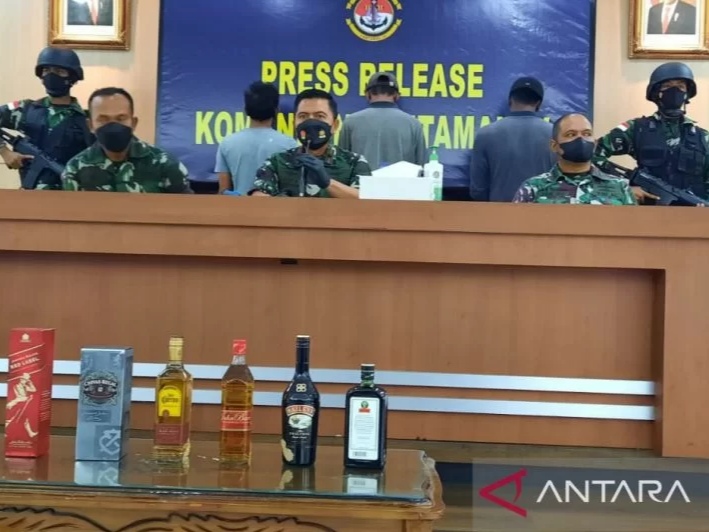 Konferensi pers penangkapan KM Virgo yang memuat minuman keras ilegal dari Singapura. Foto: ANTARA