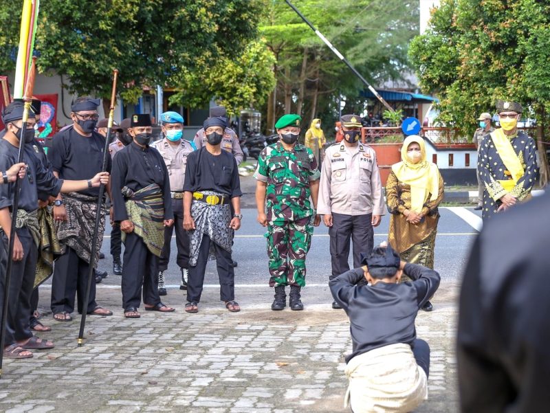 Pengurus Lembaga Adat Melayu (LAM) se- Kecamatan dan Hulubalang Kota Tajungpinang masa khidmat 2022-2027, resmi dikukuhkan Ketua Umum LAM Kepulauan Riau Kota Tanjungpinang Juramadi Esram, di kantor Sekretariat LAM Kepri Kota Tanjungpinang. Foto: Istimewa