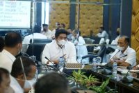 PLT Bupati Bintan Roby Kurniawan memimpin Rapat Evaluasi Penanganan COVID-19 di Kabupaten Bintan. Foto: Kominfo Bintan