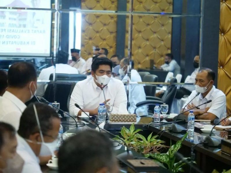 PLT Bupati Bintan Roby Kurniawan memimpin Rapat Evaluasi Penanganan COVID-19 di Kabupaten Bintan. Foto: Kominfo Bintan