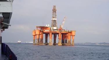 Kementerian Kelautan dan Perikanan (KKP) memeriksa Rig berbendera Sri Lanka di wilayah perairan Batu Ampar, Batam. (Foto: Liputan6.com/KKP/Ajang Nurdin)