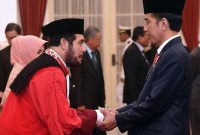 Presiden Jokowi bersalaman usai pengucapan sumpah Anwar Usman sebagai Hakim Konstitusi. Foto: Cahyo/Biro Pers Setpres