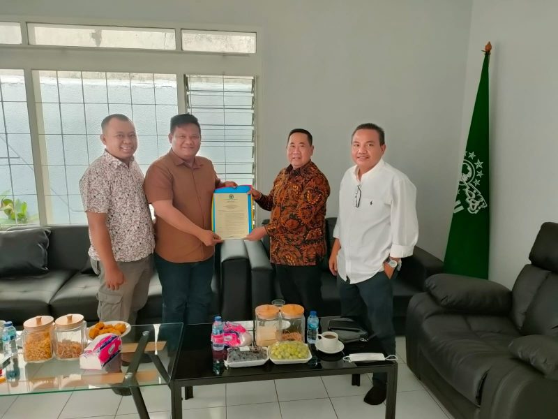 Pengurus Wilayah Ikatan Alumni Pergerakan Mahasiswa Islam Indonesia Provinsi Kepulauan Riau (PW IKA PMII Kepri) menerima surat keputusan susunan dan personalia PW IKA PMII Kepri masa khidmat 2022-2027. Foto: Istimewa 