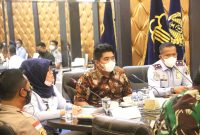 Kantor Kementerian Hukum dan HAM (Kemenkumham) Kantor Wilayah Kepulauan Riau bersama Kantor Imigrasi Kelas I TPI Tanjungpinang hadir ke Kantor Bupati dalam rangka membentuk TIMPORA (Tim Pengawasan Orang Asing) Tingkat Kabupaten Bintan. Dihadiri langsung oleh Plt Bupati Bintan Roby Kurniawan, pembentukan tim ini langsung dilanjutkan dengan diskusi terkait isu terkini, Selasa (22/03) di Ruang Rapat II Kantor Bupati Bintan. Foto: Istimewa
