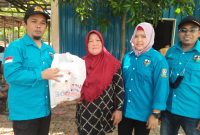 Pengurus KNPI Kepri menyalurkan bantuan beras kepada warga di Air Lingka dan sekitarnya. Foto: Istimewa