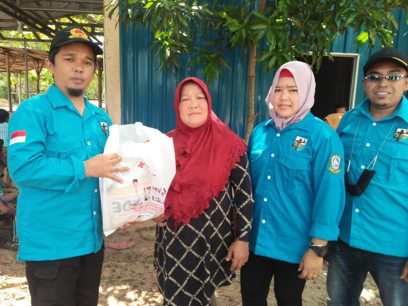 Pengurus KNPI Kepri menyalurkan bantuan beras kepada warga di Air Lingka dan sekitarnya. Foto: Istimewa