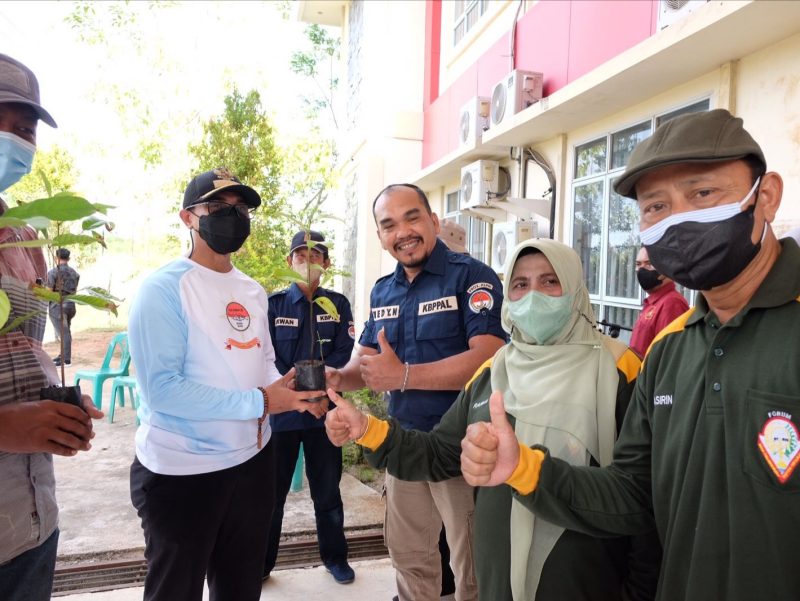 Forum Komunikasi RT dan RW Kecamatan Bukit Bestari melaksanakan penanaman bibit pohon, di halaman kantor Camat Bukit Bestari, Kota Tanjungpinang, Kepulauan Riau. Foto: Istimewa