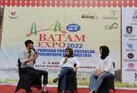 Ketua Perempuan Tani HKTI Rina Safitri (tengah) dalam talk show 