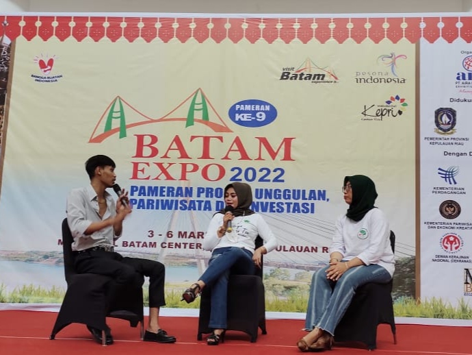 Ketua Perempuan Tani HKTI Rina Safitri (tengah) dalam talk show 