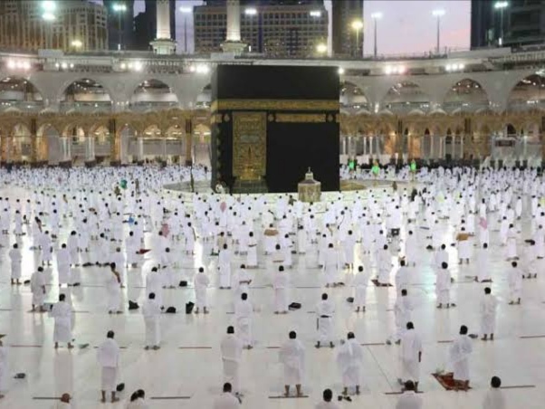 Salat di Masjidil Haram dan Masjid Nabawi Tak Lagi Jaga Jarak. Foto: Istimewa