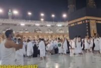 Viral wanita lepas pakaian di depan Kakbah. Foto: YouTube Sahabat Salam