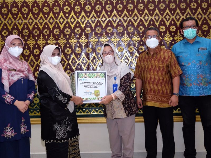 Wali Kota Tanjungpinang, Rahma menerima bantuan corporate social responsibility (CSR) dari Kimia Farma Apotik Unit Bisnis Tanjungpinang berupa 200 pcs alat tes narkorika, di kantor wali kota Tanjungpinang, Kepulauan Riau, Jumat (11/3/2022). Foto: Istimewa