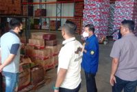 Dinas Perdagangan dan Perindustrian (Disdagin) Kota Tanjungpinang bersama tim Satuan Tugas (Satgas) Pangan Polres Kota Tanjungpinang melakukan pemantauan ke distributor minyak goreng dan swalayan. Foto: Istimewa