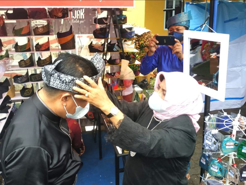 Wali Kota Tanjungpinang Rahma resmi membuka pameran dan stan bazar Musabaqah Tilawatil Quran (MTQ) XVI tingkat Kota Tanjungpinang 2022 yang digelar di lapangan Pamedan Ahmad Yani, Kota Tanjungpinang Kepulauan Riau. Foto: Istimewa