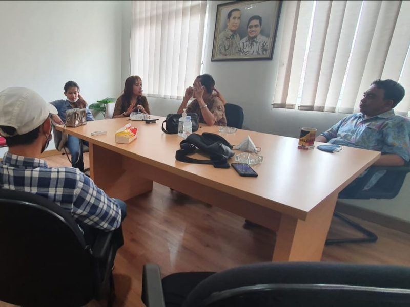 Satgas P2MI Projo terima kedatangan 2 (dua) Pekerja Migran Indonesia (PMI) Imas Romlah (44) th dan Cici (28) th dari Arab Saudi usai menjalani karantina selama 7 hari di Rusun Nagrag Marunda, Cilincing, Jakarta Utara.  Foto: Istimewa