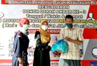 Kepala Dinas Kesehatan, Pengendalian Penduduk, dan Keluarga Berencana Kota Tanjungpinang Elfiani Sandri, mengapresiasi donor darah akbar yang digelar Komunitas Pendonor Darah (Kopdar) Kepulauan Riau, di Gedung PMI Kota Tanjungpinang. Foto: Istimewa