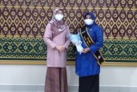 Wali Kota Tanjungpinang Rahma dinobatkan sebagai Bunda Generasi Berencana (Genre) Kota Tanjungpinang dari Badan Kependudukan dan Keluarga Berencana Nasional (BKKBN) Provinsi Kepulauan Riau (Kepri). Foto: Istimewa