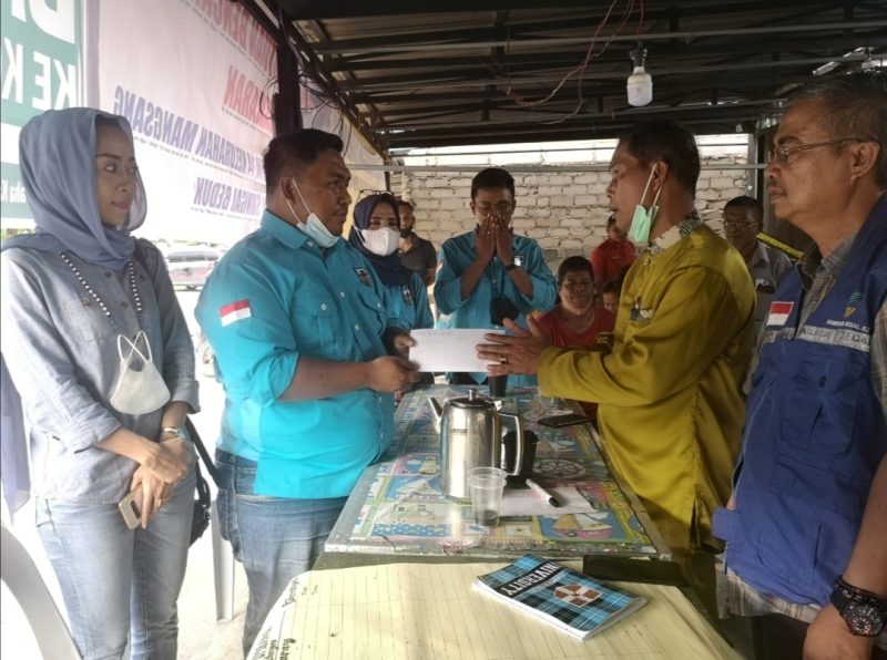 DPD KNPI Kepri Salurkan Bantuan ke Korban Kebakaran di Sei Beduk. Foto: INIKEPRI.COM