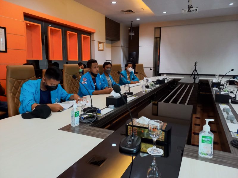 Gerakan Pemuda Revolusioner (GPR) Kepulauan Riau saat menyampaikan aspirasinya di PT Bright PLN Batam. Foto: Istimewa