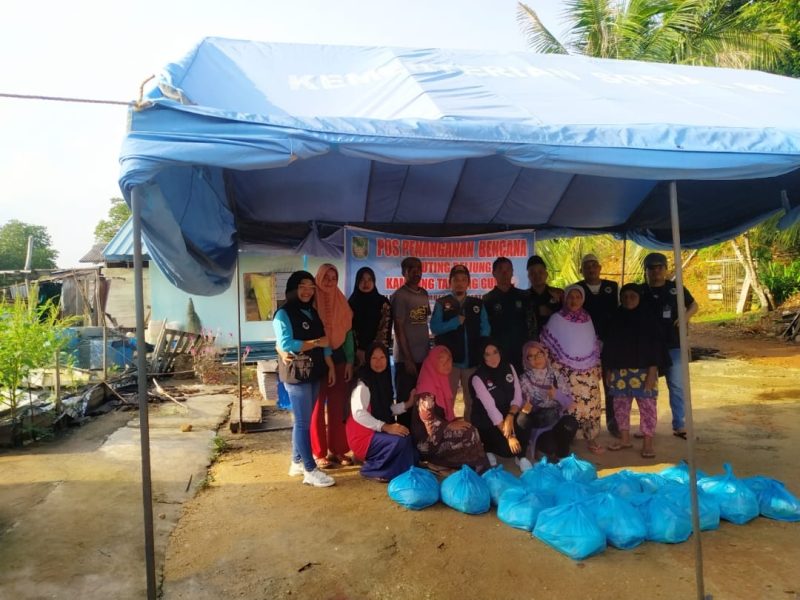 Yayasan Barisan Indonesia Peduli (BIP) bersama Anak Rantau Minang (ARM), Rang Mudo Tanah Datar, Sahabat Tanjung Uma, dan Dewan Pimpinan Daerah (DPD) Komite Nasional Pemuda Indonesia (KNPI) Provinsi Kepulauan Riau (Kepri) memberikan bantuan korban bencana puting beliung di kecamatan Sagulung. Foto: Istimewa