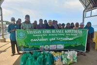 Yayasan Asma Husnul Khatimah Bagikan Sembako di 3 Pulau di Kecamatan Belakangpadang. Foto: Istimewa