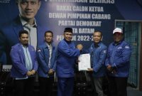 M. Al Ichsan menyerahkan surat pendaftarannya sebagai calon ketua Dewan Pimpinan Cabang (DPC) Partai Demokrat Kota Batam ke SC Muscab di sekretariat partai tersebut, Batam, Rabu (20/4/2022). Foto: INIKEPRI.COM