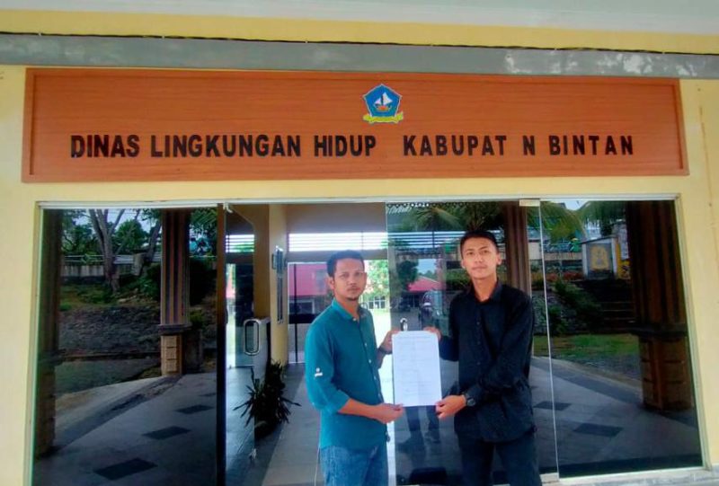 Gerakan Pemuda Revolusioner (GPR) Provinsi Kepulauan Riau memasukkan pengaduan mengenai penimbunan lahan yang diduga tanpa izin kepada DLH Bintan setelah melaksanakan koordinasi dengan DLHK Kepri dan DLH Bintan, Selasa 26 April 2022. Foto: Dok. GPR