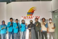 Pengurus DPD KNPI Kepri menyerahkan kenang-kenangan berupa plakat kepada Batam TV. Foto: INIKEPRI.COM