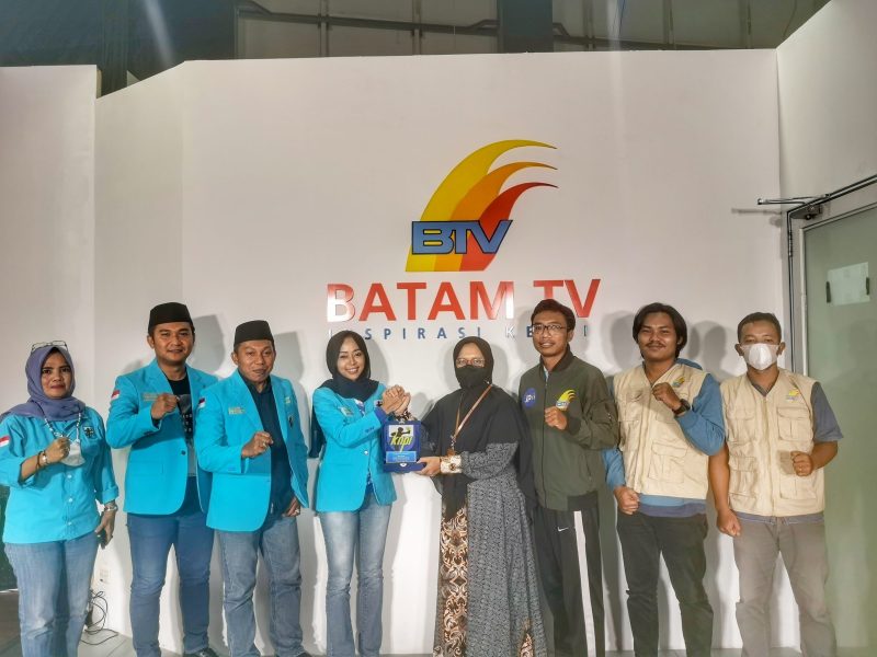 Pengurus DPD KNPI Kepri menyerahkan kenang-kenangan berupa plakat kepada Batam TV. Foto: INIKEPRI.COM