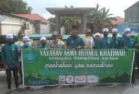 Yayasan Asma Husnul Khatimah Belakangpadang melaksanakan kegiatan Berkah Kepedulian Ramadan 1443H, dengan berbagi beras kemasan 5 kilogram kepada 50 orang penarik becak di Belakangpadang, Kota Batam, Minggu (3/4/2022). Foto: Istimewa