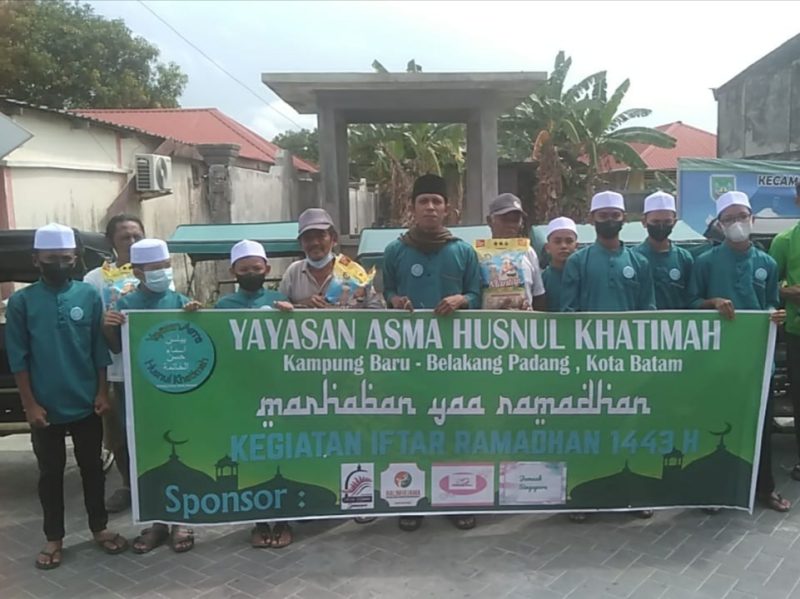 Yayasan Asma Husnul Khatimah Belakangpadang melaksanakan kegiatan Berkah Kepedulian Ramadan 1443H, dengan berbagi beras kemasan 5 kilogram kepada 50 orang penarik becak di Belakangpadang, Kota Batam, Minggu (3/4/2022). Foto: Istimewa